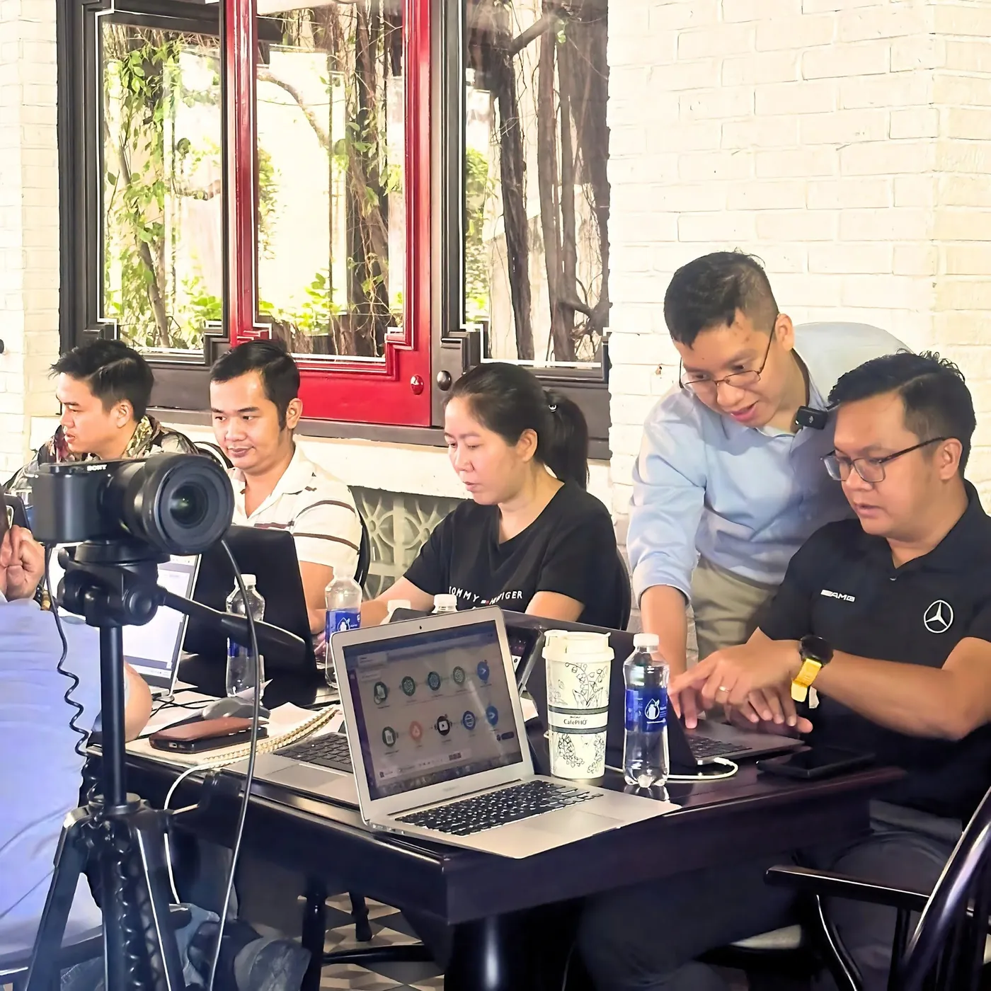 Vincent Do hướng dẫn học viên lớp AI Agent của The AI Growth