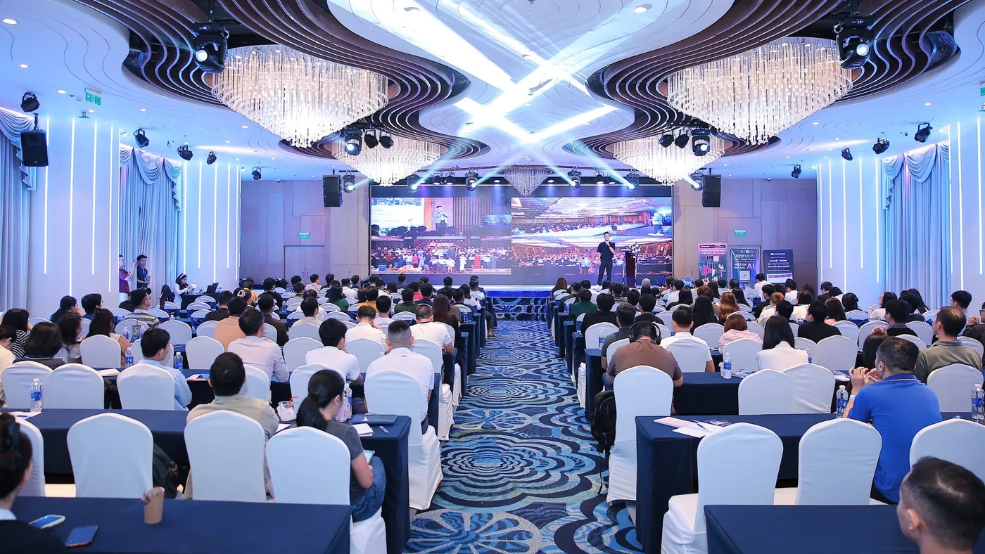 Hội trường AI Powered Marketing &amp; SEO 2026, TP.HCM, khoảng 400 người